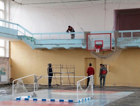 В спортшколе на Салтыкова-Щедрина в Калуге приступили к ремонту прогнившего пола