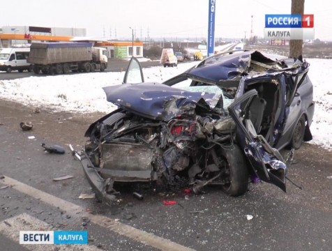 Под «Ворсино» легковой автомобиль врезался в грузовик, один человек погиб