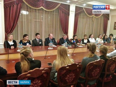 Губернатор призвал старшеклассников не гнаться за высшим образованием