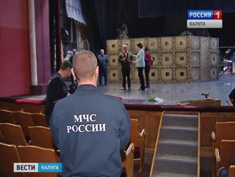 Спасатели проверили пожарную безопасность в драмтеатре