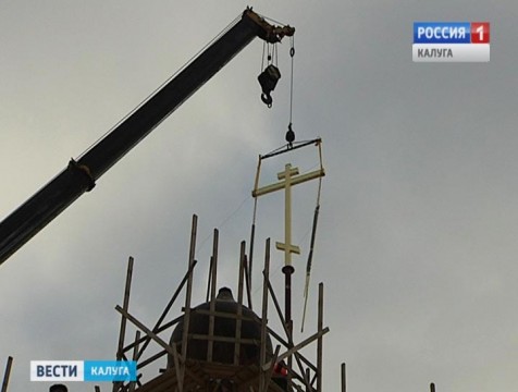 На купола храма великомученика Георгия «за лавками» установили кресты