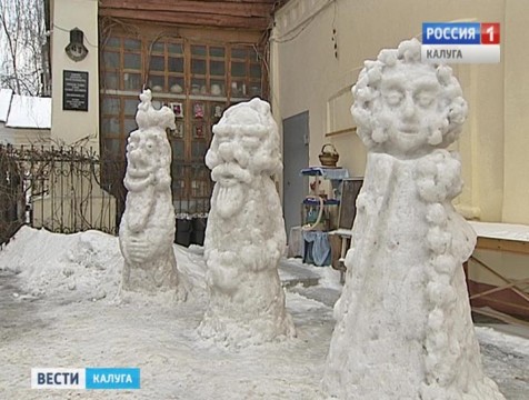 В музее под открытым небом появились три снежные скульптуры