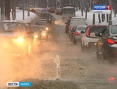 Фонтан горячей воды забил из-под асфальта на улице Телевизионной в Калуге