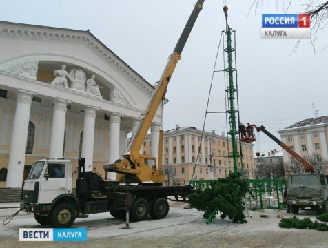На Театральной площади начали собирать главную новогоднюю елку Калуги