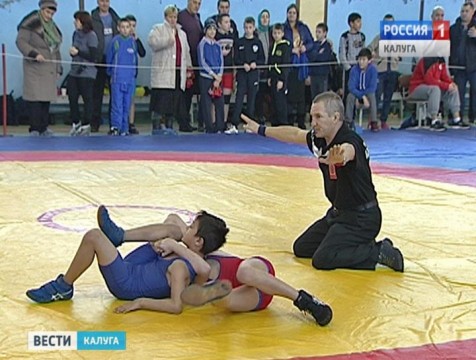 Сильнейших спортсменов выявляли в Калуге на открытом турнире по вольной борьбе