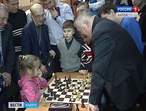 Анатолий Карпов сыграл с юными калужскими шахматистами