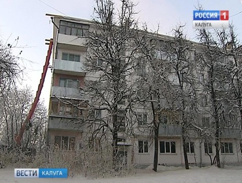 Ремонт крыши дома на улице Болотникова обещают завершить до конца января