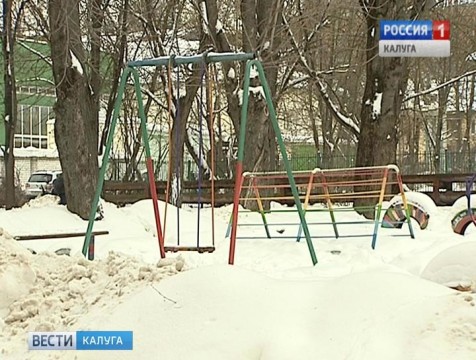 Более 400 жалоб на сугробы во дворах поступило в Госжилинспекцию с начала декабря