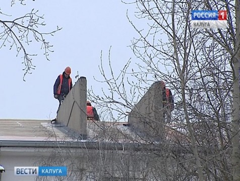 Подрядчик не успел завершить ремонт крыши дома на улице Болотникова в срок