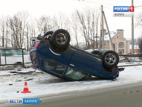 У Гагаринского моста перевернулся отечественный внедорожник