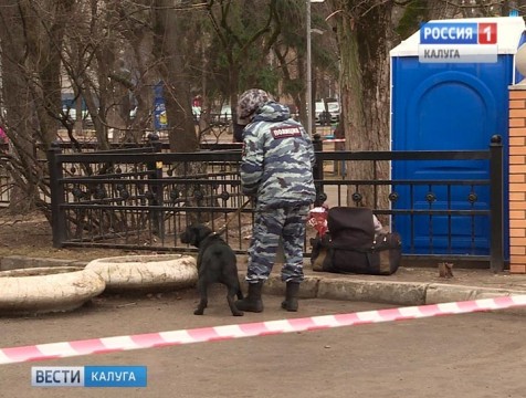Сквер Воронина перекрыли из-за забытой сумки