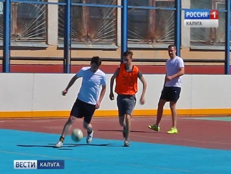 Следователи сыграли в футбол с учениками 45-ой школы