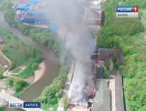 В Боровском районе горит предприятие по производству мебели
