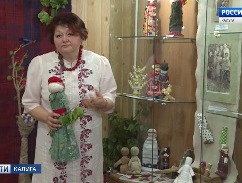 Выставка троицких обрядовых кукол открылась в Доме мастеров
