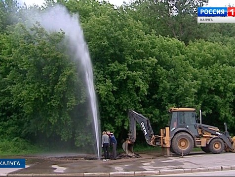 Порыв водовода диаметром 600мм произошел на набережной Яченского водохранилища
