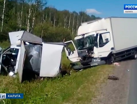 На трассе Москва-Рославль грузовик врезался в «Газель»