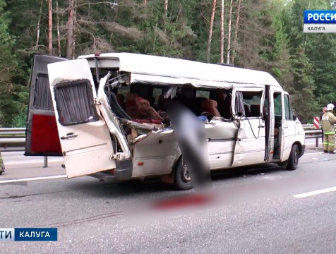 На Киевской трассе маршрутка врезалась в грузовик, три человека погибли