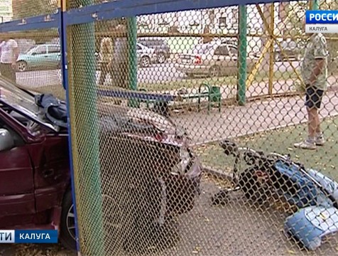 Машина влетела на детскую площадку в центре Калуги
