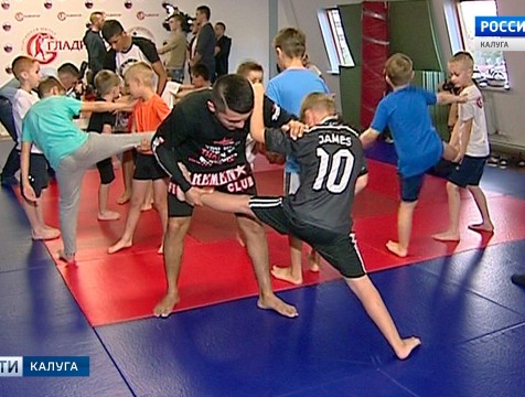 Чемпион мира по тайскому боксу Дильшод Мирзаев провёл в Калуге мастер-класс