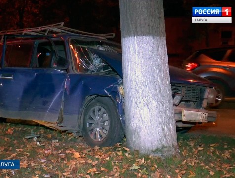 В Обнинске водитель «Жигулей» не справился с управлением и врезался в дерево