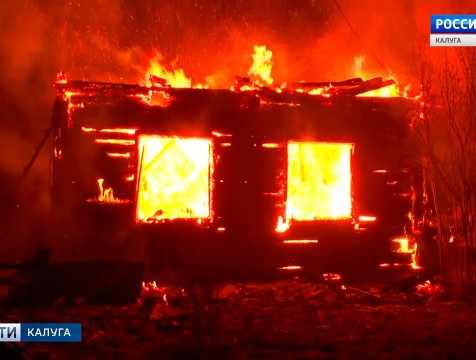 Дом на три квартиры сгорел в посёлке Оболенское