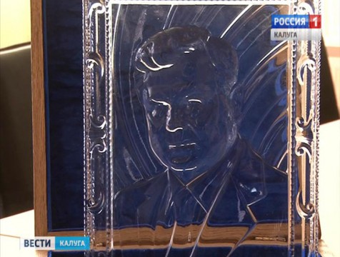 Дятьковские хрустальщики изготовили портрет Анатолия Артамонова