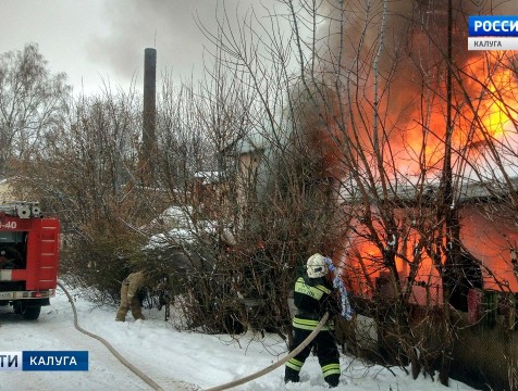 Хозпостройки и голубятня сгорели в центре Калуги