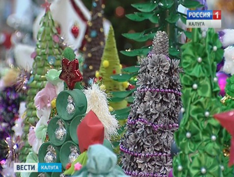 В калужском досуговом центре открылась выставка ёлок ручной работы