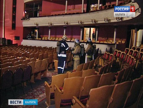 В драмтеатре спасатели отрабатывали навыки по тушению огня