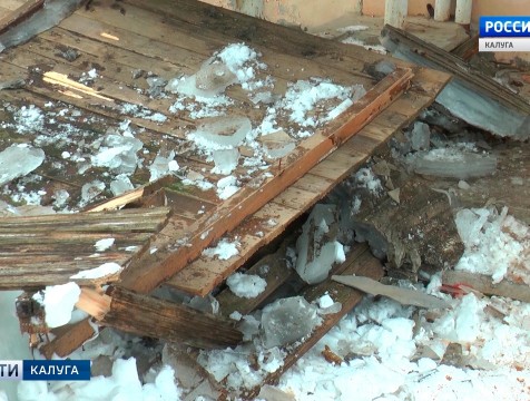 В Малоярославце глыба льда разрушила козырёк подъезда