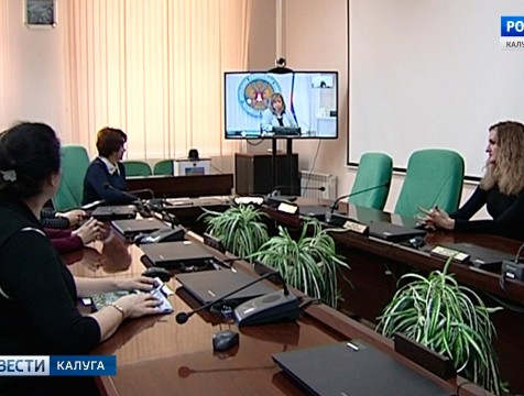 Члены облизбиркома и представители партий познакомились с работой информационного центра