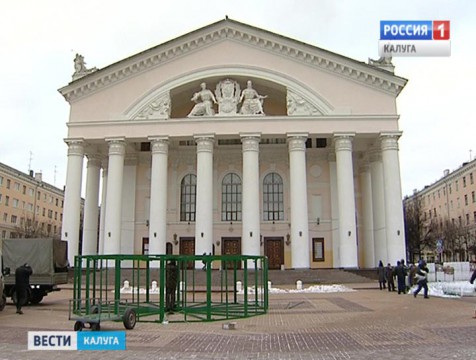 22-ухметровую ёлку начали устанавливать на Театральной площади