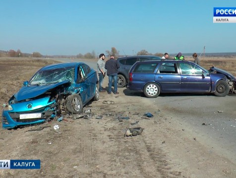 При лобовом столкновении в Козельском районе пострадали три человека
