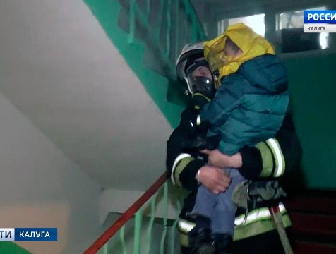 В Обнинске из-за пожара в квартире спасатели эвакуировали жильцов подъезда девятиэтажки