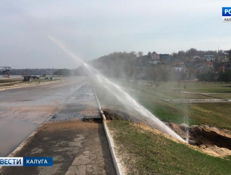 Коммунальный «фонтан» забил на набережной Яченского водохранилища