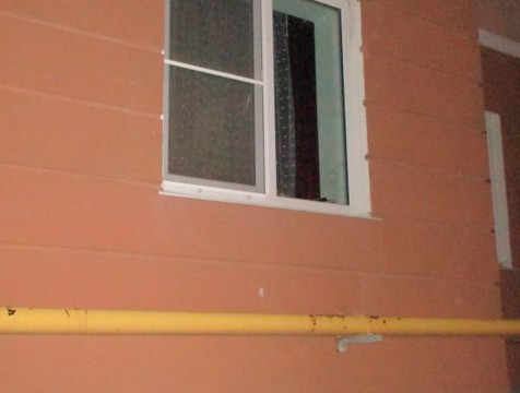 Девочка выпала из окна и получила серьезную травму