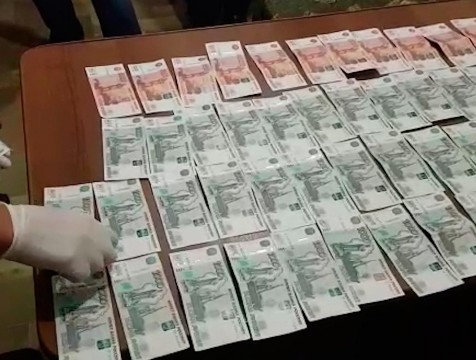 Полицейский отказался от взятки в 100 тысяч рублей