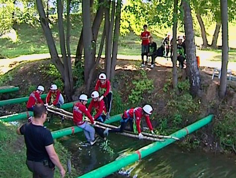 В «Школе безопасности» спасателей экзаменовали полосой препятствий