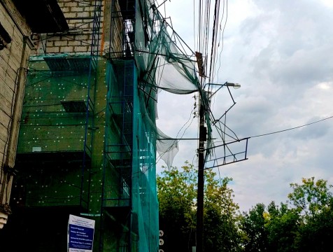 В центре Калуги из-за непогоды обрушились строительные леса