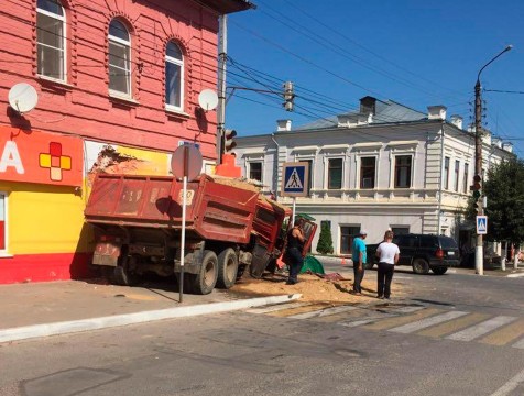 Два КАМАЗа столкнулись в центре Тарусы