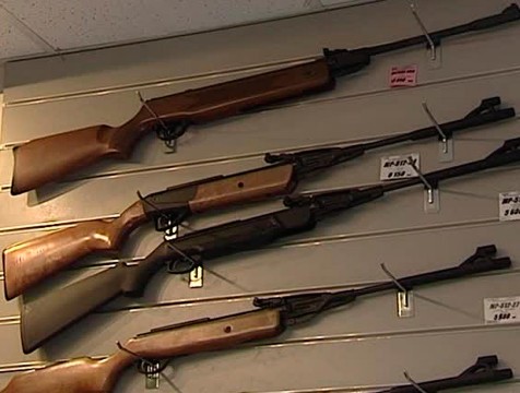 Житель Товаркова унес из магазина пневматический пистолет