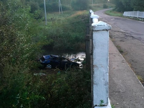 Переломом позвоночника закончилась ночная поездка для пассажира иномарки