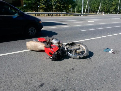 Мотоциклиста с пассажиром сбила фура под Бабынино