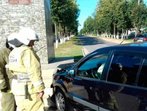 Иномарка наехала на памятник Кирову