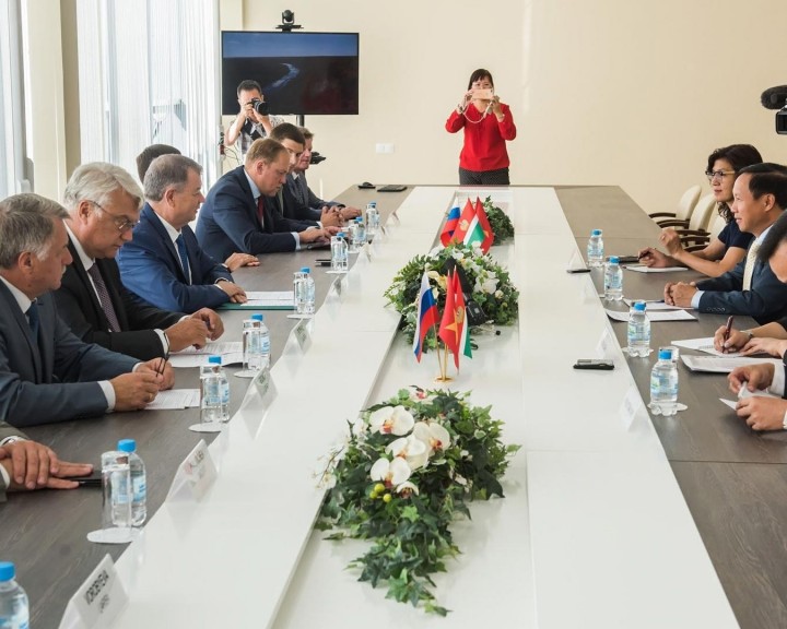 Губернатор-Посол-Вьетнама0829.jpg