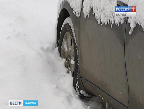 Во дворах Калуги сугробы становятся всё больше