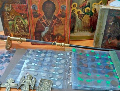 Вор унес из антикварного магазина саблю, книги и иконы